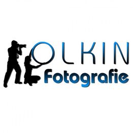Logo mit Schriftzug "Olkin Fotografie" und Silhouetten von zwei Fotografen in Aktion.