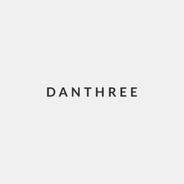 Text "DANTHREE" auf grauem Hintergrund.