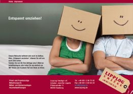 Zwei Personen mit Karton-Gesichtern sitzen entspannt auf einem Sofa. Text: "Entspannt umziehen!".