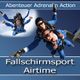 Fallschirmspringer in der Luft vor blauem Himmel mit Text "Abenteuer Adrenalin Action".