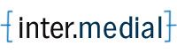 Logo mit Text "{inter.medial}" in schwarzen und blauen Buchstaben.