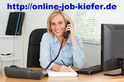 Frau am Schreibtisch telefoniert, Laptop daneben, URL "online-job-kiefer.de" ist sichtbar.