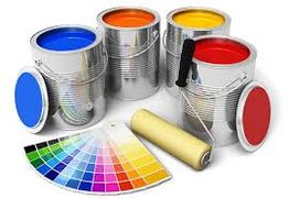Barattoli di vernice colorata con rullo e ventaglio di colori su sfondo bianco.