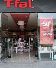 Tienda T-fal con carteles de descuento del 50% para consentir a mamá.