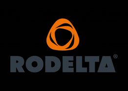 Oranje logo boven zwart "RODELTA" op zwarte achtergrond.