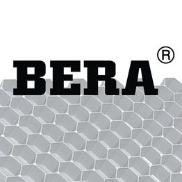 Schwarzer Text "BERA®" auf grauem Wabenmuster-Hintergrund.