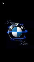 Logotipo de BMW con el texto "True Love" en un diseño con fondo negro.