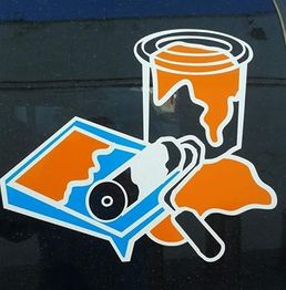 Ilustración de rodillo de pintura, bote y paleta en naranja, azul y blanco.