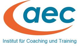 Logo des Instituts für Coaching und Training mit „aec“ in Blau und einem orangefarbenen Bogen.