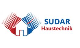 Logo von Sudar Haustechnik, mit einem roten und blauen Haus aus Wellenlinien.