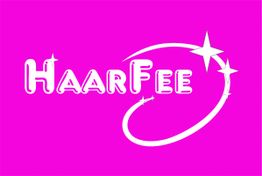 Text „HaarFee“ in Weiß auf pinkem Hintergrund mit Sternen und Bogen verziert.