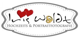 Logo: "Hochzeits & Portraitfotografie" mit roten Herzen und goldenen, ineinander verschlungenen Ringen.