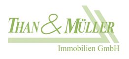 Grünes Logo mit "Than & Müller Immobilien GmbH" in stilisierter Schrift und geometrischem Design.