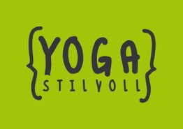 Text auf grünem Hintergrund: "Yoga Stilvoll" mit geschwungenen Klammern.
