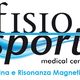 Logo di "fisiosport medical center" con onde blu stilizzate e testo "Piscina e Risonanza Magnetica".