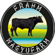 Schwarzer Stier auf Wiese mit "FRAHM WAGYUFARM" Schriftzug in einem runden Logo.