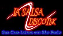 Letreiro neon: "La Salsa Discotek - Sua Casa Latina em São Paulo". Fundo escuro.