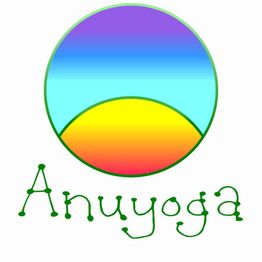 Buntes Logo mit Kreis und "Anuyoga" darunter in verspielter Schrift.