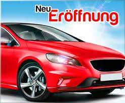 Rotes Auto vor blauem Himmel mit Schriftzug "Neu Eröffnung".