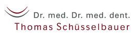 Text: Dr. med. Dr. med. dent. Thomas Schüsselbauer mit stilisiertem Lächeln darüber.