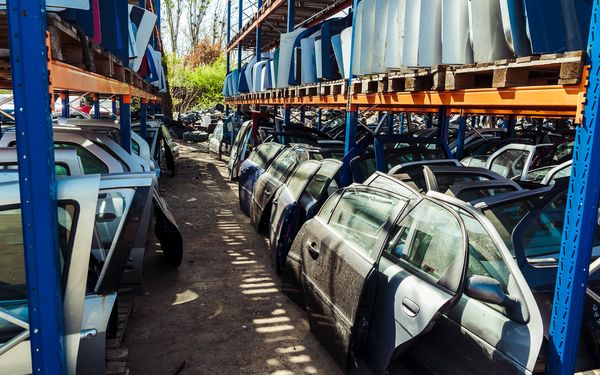 Recycelte Autoteile ordentlich in eine Regal einsortiert.