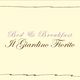 "Scritta 'Bed & Breakfast Il Giardino Fiorito' con bordo floreale viola su sfondo beige."