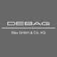 Grau-weißes Logo mit Text: "DEBAG Bau GmbH & Co. KG" auf grauem Hintergrund.