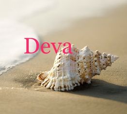 Concha en la playa con la palabra "Deva" en rosa sobre la imagen.