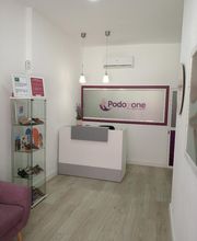 Recepción moderna de clínica podológica con estantería de zapatos y decoración sencilla.