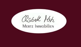 Weißes Oval mit handgeschriebenem "Elisabeth Mertz" darüber "MERTZ IMMOBILIEN" auf dunkelrotem Hintergrund.