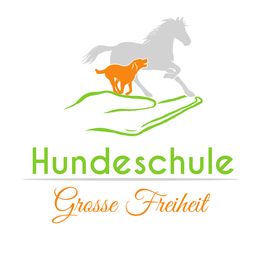 Logo: Hund und Pferd auf Hand, Text "Hundeschule Grosse Freiheit" in Grün und Orange.