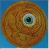 Rundes, goldenes Muster mit einem zentralen, großen Auge auf blauem Hintergrund.