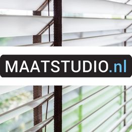 Zwarte rechthoek met tekst "MAATSTUDIO.nl" en op de achtergrond jaloezieën.