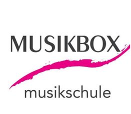 Logo mit „MUSIKBOX Musikschule“ und einem pinken Pinselstrich.