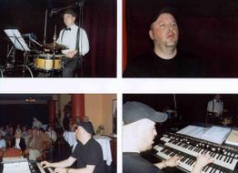 Musiker auf der Bühne: ein Schlagzeuger und ein Keyboarder, Publikum im Hintergrund.