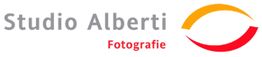 Logo von Studio Alberti, Fotografie-Text in Rot und grafisches Element in Gelb und Rot.