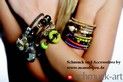 Person mit vielen bunten Armbändern am Arm, zeigt modische Accessoires.