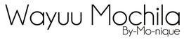 "Zwarte tekst: 'Wayuu Mochila By-Mo-nique' op een witte achtergrond."