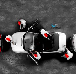 Personnes nettoyant une voiture blanche vue de dessus, sur fond sombre, logo CosmetiCar visible.