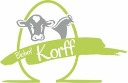 Logo des Biohof Korff mit Kuh, Huhn und grünem Pinselstrich.