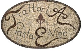 Ovales Mosaikschild mit der Aufschrift "Trattoria Pasta e Vino" in dekorativen Buchstaben.