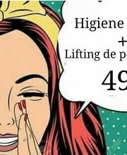 Mujer sonriente guiña ojo, oferta de higiene facial y lifting de pestañas por 49€.