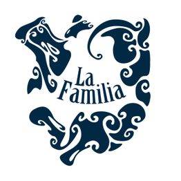 Stilisiertes Herz aus Ornamenten, mit dem Text "La Familia" in der Mitte.
