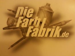 Schriftzug "Die Farb Fabrik.de" mit Airbrush, Sprühdose und Stift im Hintergrund.