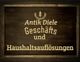 Altes Holzschild mit der Aufschrift: "Antik Diele Geschäft und Haushaltsauflösungen".