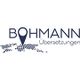 Logo mit Schriftzug "BOHMANN Übersetzungen" über stilisiertem Weltkartenmuster.