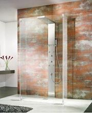 Moderne Dusche mit Glaswand, braunen Fliesen und Waschbecken mit Spiegel in elegantem Badezimmer.