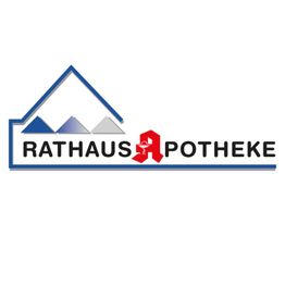 Logo der "Rathaus Apotheke" mit stilisiertem Dach und rotem Apothekenzeichen.