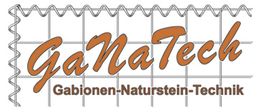 Logo mit Schriftzug "GaNaTech" und "Gabionen-Naturstein-Technik" auf Drahtgitter-Hintergrund.