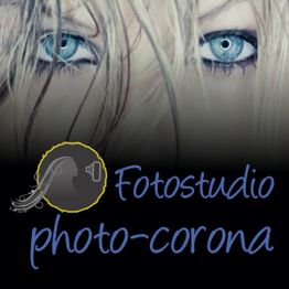 Nahaufnahme von blauen Augen, Schriftzug „Fotostudio photo-corona“ darunter.